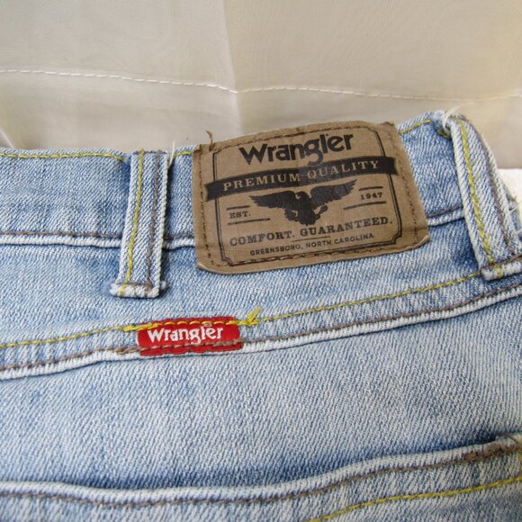 Wrangler Jeans Men Size 34x32 Blue Light Wash Denim Straight Fit Red Tag Good Co - Picture 16 of 16